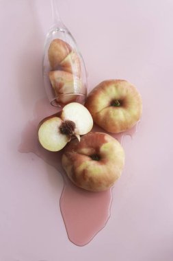 Yumuşak kırmızı portakal kabuklu erik meyvesi pembe arka plan, bulanık ışık