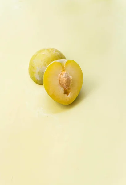Découpé Prune Citron Avec Pulpe Jaune Mis Sur Fond Jaune — Photo