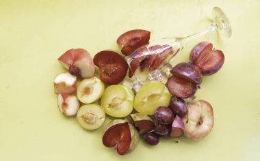 Erik ve şeftalinin kesimi pastel arkaplana konur