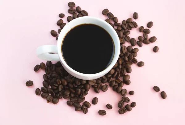 Weiße Keramiktasse Mit Schwarzem Kaffee Auf Pastellfarbenem Hintergrund — Stockfoto