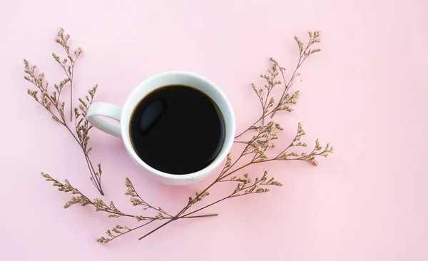 Vit Keramik Kopp Med Svart Kaffe Sätta Bredvid Torkade Blommor — Stockfoto