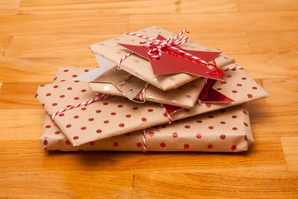 Presentes embrulhados com papel na mesa — Fotografia de Stock