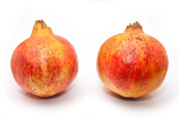 Duas frutas de romã ou Punica granatum — Fotografia de Stock