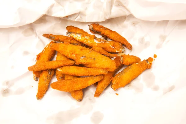 Whitebait fresco de la tienda de pescado y patatas fritas . —  Fotos de Stock