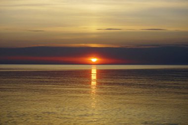 Plajda tropik gün batımı. Ao-Nang. Yengeç. Tayland