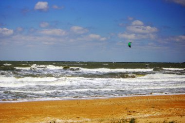 Azov Denizi kıyısı, Kazantip doğa rezervi, Shchelkino kasabası, denizde yüksek dalga, uçurtma sörfü, rüzgar sörfü. Kırım Cumhuriyeti