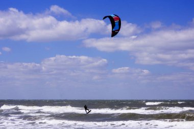 Azov Denizi kıyısı, Kazantip doğa rezervi, Shchelkino kasabası, denizde yüksek dalga, uçurtma sörfü, rüzgar sörfü. Kırım Cumhuriyeti
