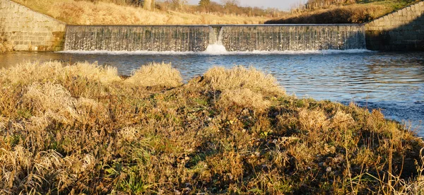 Y el agua en el río —  Fotos de Stock