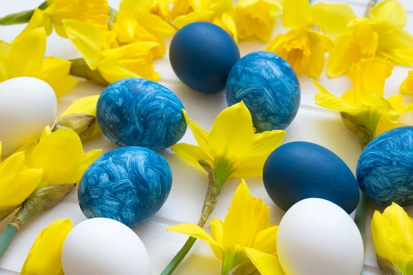 Uova di Pasqua nascoste nell'erba con narciso — Foto Stock