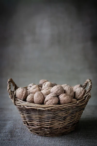 Cesta con nueces — Foto de Stock