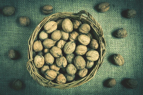 Koš s ořechy — Stock fotografie