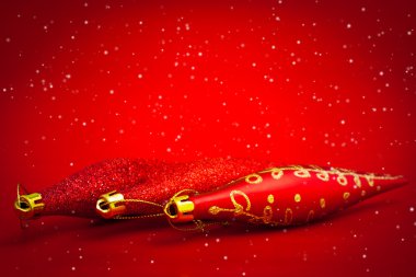 Kırmızı yılbaşı süsleri