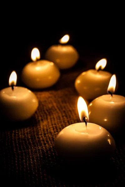 Светящиеся свечи — стоковое фото