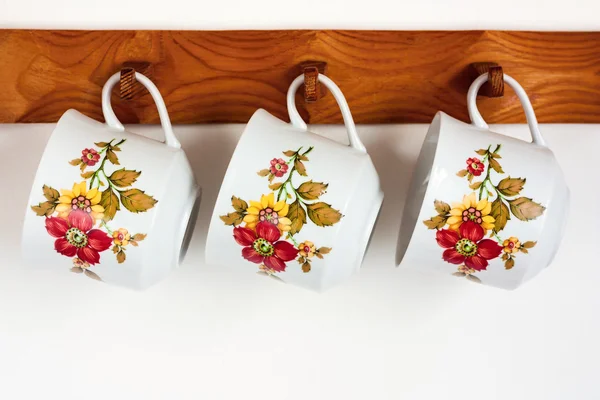 Yemekleri ile ahşap raflar