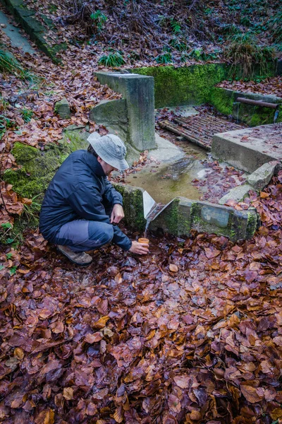 Alla sorgente dell'acqua — Foto Stock