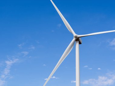 Mavi gökyüzünde rüzgar türbini