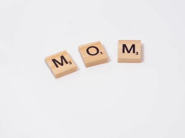 Tahta bloklarla yazılmış anne kelimesi.