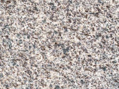 Mimaride kullanılan kaba doğal granit yüzey dokusunu detaylandır