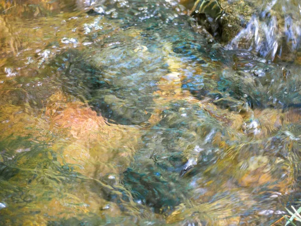 Acqua Rinfrescante Una Sorgente Naturale Che Scorre Tra Rocce — Foto Stock
