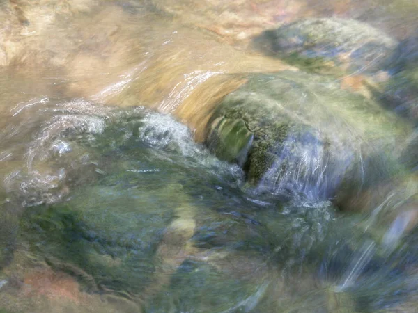 Agua Refrescante Manantial Natural Que Fluye Través Las Rocas — Foto de Stock