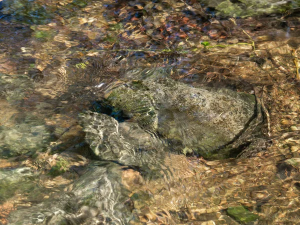 Kayaların arasından akan doğal bir pınarın ferahlatıcı suyu.