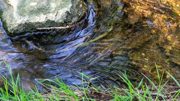 Agua Refrescante Manantial Natural Que Fluye Través Las Rocas — Foto de Stock