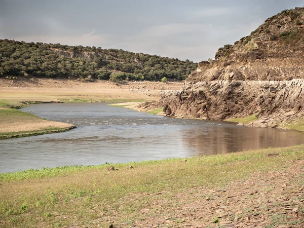 Registro baixo nível de água de encolhimento reservatório de ricobayo na espanha. — Fotografia de Stock