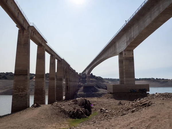 Ponte de concreto em construção sobre um reservatório — Fotografia de Stock