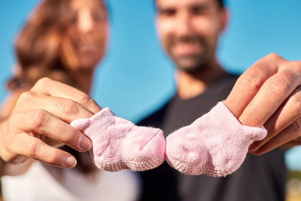 Felice Latino Futuro Genitori Coppia Mostrando Calzini Del Bambino All — Foto Stock