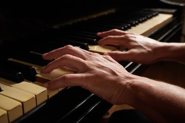 Piyano çalan kadın ellerinin yakın çekimi.