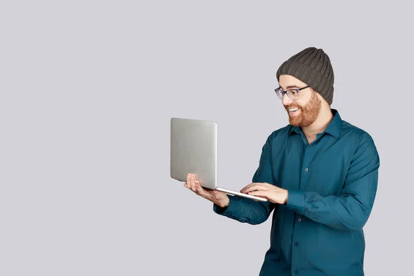 Retrato Homem Alegre Com Óculos Sorrindo Olhando Para Seu Laptop — Fotografia de Stock