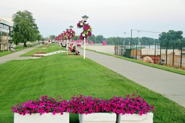 Novi Becej, Sırbistan / 25.07.2021 - Sırbistan 'ın Novi Becej kasabası, Çimen ve Pedesrian Yolu ile Peyzaj