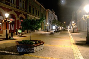 Subotica, Sırbistan - 09 Ekim 2025: Subotica Corso Ana Pedestrian Caddesi Gece, Sırbistan