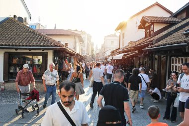 Saraybosna, Bosna-Hersek - 19 Ağustos 2025: Saraybosna Turistli Bascarsija Sokakları, Bosna-Hersek