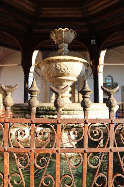 Saraybosna, Bosna-Hersek - 19 Ağustos 2025: Saraybosna, Bosna-Hersek 'teki Gazi Hüseyin-dilenci Cami Çeşmesi Detayı 