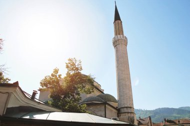 Saraybosna, Bosna-Hersek - 20 Ağustos 2025: Saraybosna, Bosna-Hersek 'teki Gazi Hüseyin-dilenci camisi inşaatı ve minaresi