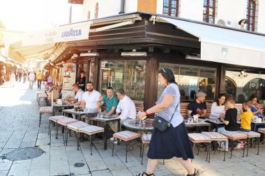 Saraybosna, Bosna-Hersek - 20 Ağustos 2025: Saraybosna Caddesinde Turistler ve Bosna-Hersek ile Kahve Evi