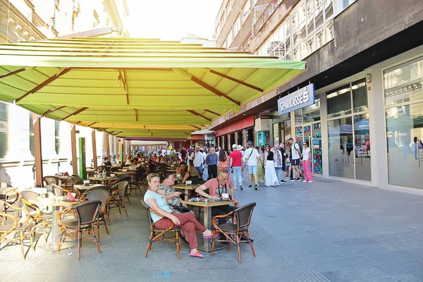 Saraybosna, Bosna-Hersek - 19 Ağustos 2025: Saraybosna, Bosna-Hersek 'te Kafe Terası