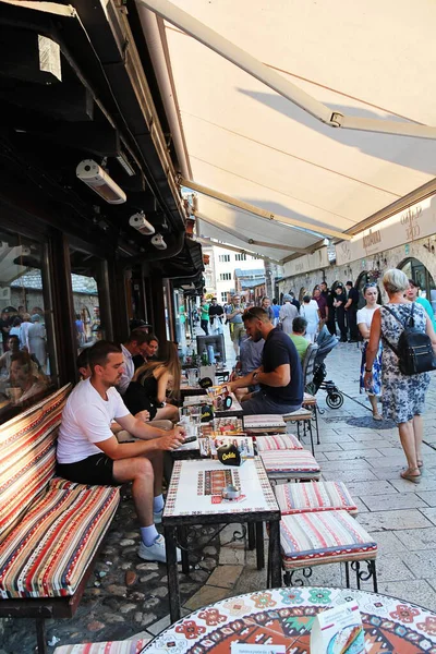 Saraybosna, Bosna-Hersek - 19 Ağustos 2025: Saraybosna Caddesi, Bosna-Hersek 'te Kahve Terası