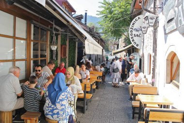 Saraybosna, Bosna-Hersek - 20 Ağustos 2025: Burek Fast Food Restoranı Saraybosna ve Bosna-Hersek 'te İnsanlarla Oturuyor