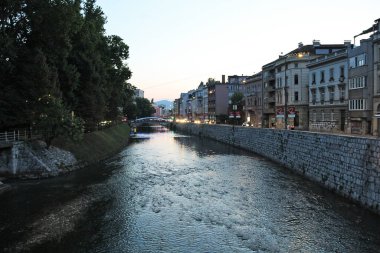 Saraybosna, Bosna-Hersek - 19 Ağustos 2025: Miljacka Nehri ve Saraybosna Şehri, Bosna-Hersek