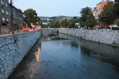Saraybosna, Bosna-Hersek - 19 Ağustos 2025: Saraybosna, Bosna-Hersek 'te Gece Miljacka Nehri