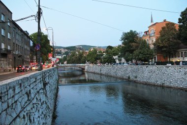 Saraybosna, Bosna-Hersek - 19 Ağustos 2025: Saraybosna 'da Günbatımında Miljacka Nehri, Yazın Bosna-Hersek