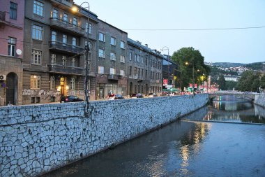 Saraybosna, Bosna-Hersek - 19 Ağustos 2025: Saraybosna Eski Kenti ve Bosna-Hersek 'teki Miljacka Nehri 