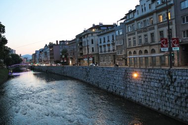 Saraybosna, Bosna-Hersek - 19 Ağustos 2025: Miljacka Nehri Saraybosna 'da Gece, Bosna-Hersek Yazın