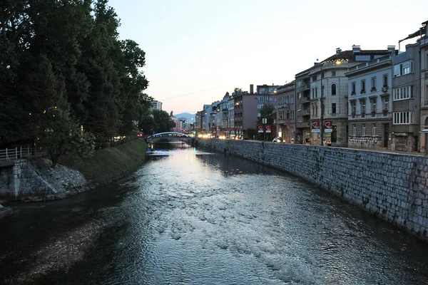 Saraybosna, Bosna-Hersek - 19 Ağustos 2025: Miljacka Nehri ve Saraybosna Şehri, Bosna-Hersek
