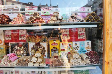 Saraybosna, Bosna-Hersek - 19 Ağustos 2025: Güzel Ratluk veya Türk Lokum Dükkanı 