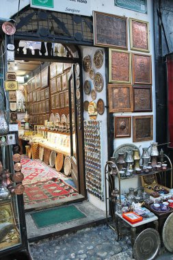 Saraybosna, Bosna-Hersek - 19 Ağustos 2025: Saraybosna Bakır Fabrikası veya Bosna-Hersek 'in Eski Kentinde Dükkan