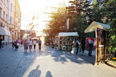 Saraybosna, Bosna-Hersek - 19 Ağustos 2025: Saraybosna Şehir Merkezi Caddesi ile Bosna-Hersek 'teki Resim Dükkanı