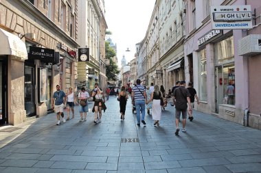 Saraybosna, Bosna-Hersek - 19 Ağustos 2025: Bosna-Hersek 'in Saraybosna Şehir Merkezi Caddesinde Yürüyen İnsanlar
